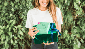 een vrouw heeft groene cadeautjes vast