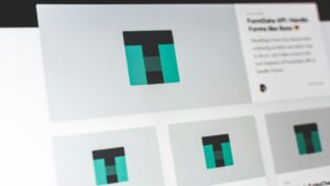 Verschillende logo-ontwerpen in stijlvariaties zichtbaar op computerscherm voor merkconsistentie.